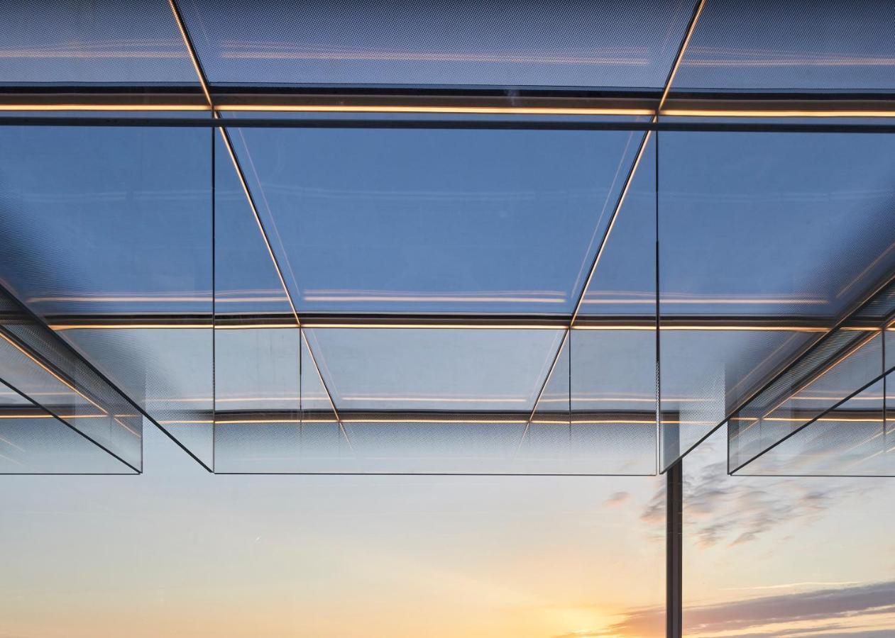 So/ Paris Hotel Exterior foto The canopy at the Apple Store in Boston